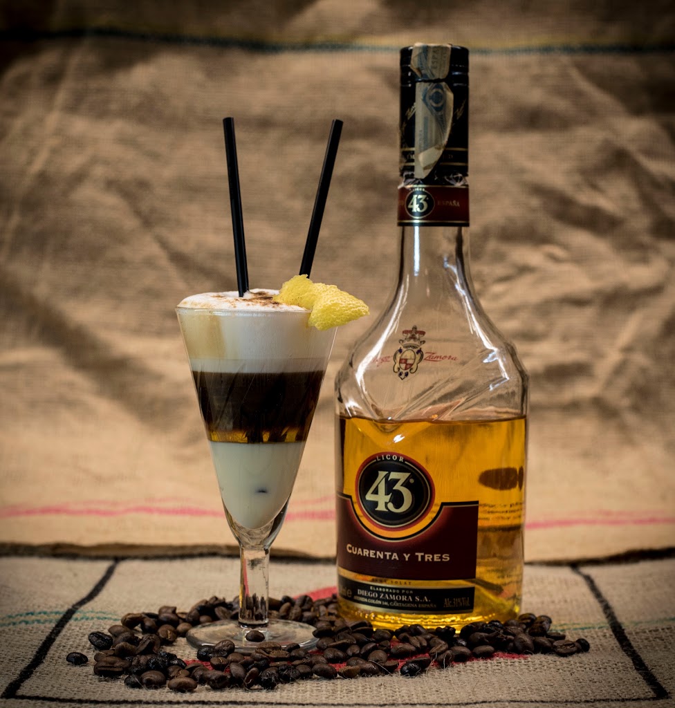 Cafe Bar Dover — Comida y bebida