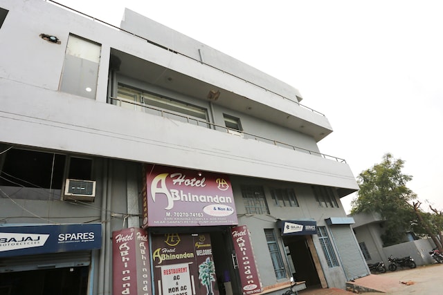 Oyo 28227 Hotel Abhinandan