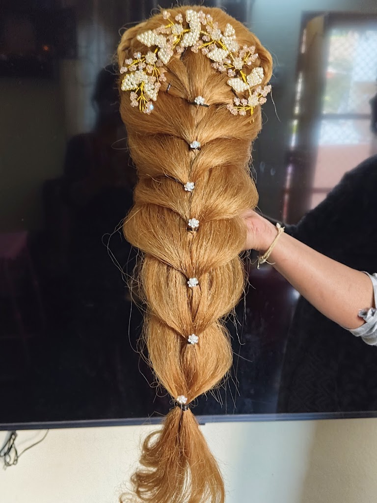 Aruna Makeovers And Beautician Service