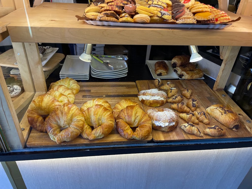 Reina Reposteria Cafe — Comida y bebida