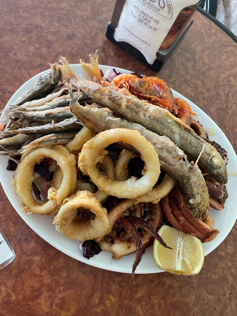 Cafeteria Cerveceria Paco — Comida y bebida