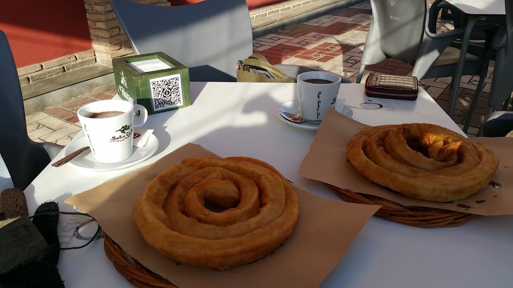 Cafeteria J J — Comida y bebida