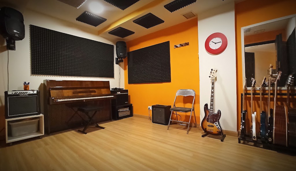 Sonora Majadahonda | Escuela de Musica | Locales de Ensayo | Estudio de Grabacion Estudio de Grabacion — Piano