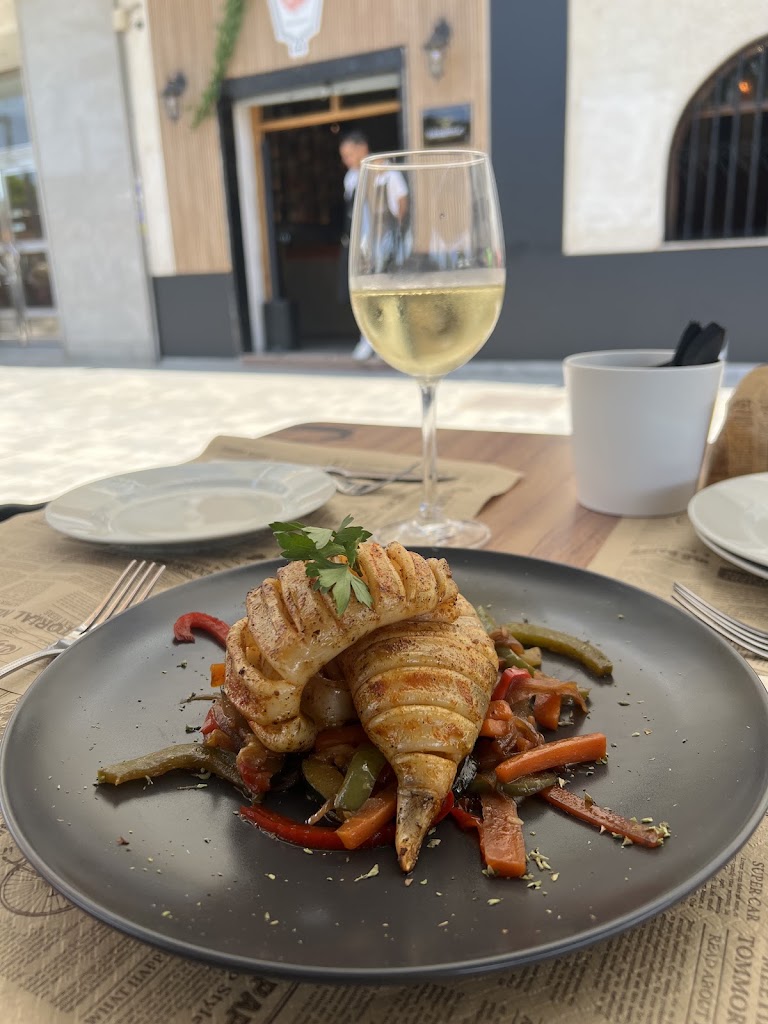 El Farolito Resto Piano Bar — Comida y bebida