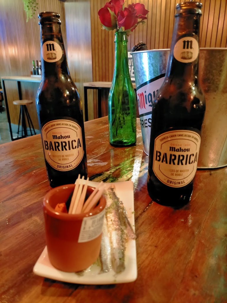 Cerveceria La Barrica — Comida y bebida