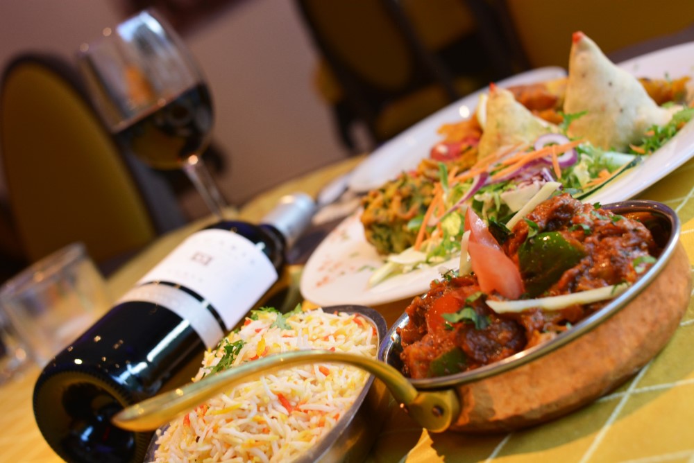 Bombay Brasserie Mediterranean Indian Restaurant — Comida y bebida
