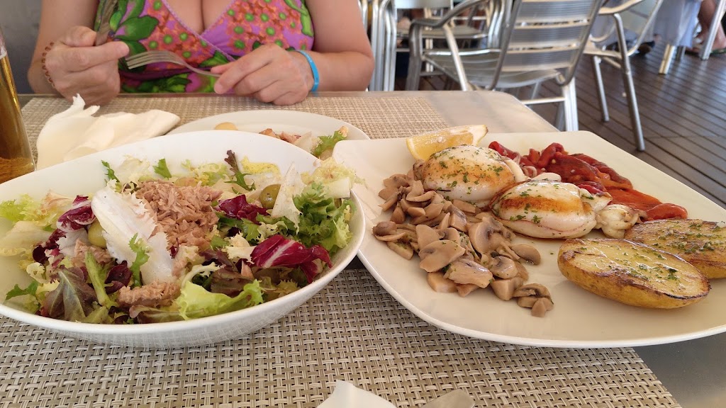 Xiringuito Mesa — Comida y bebida