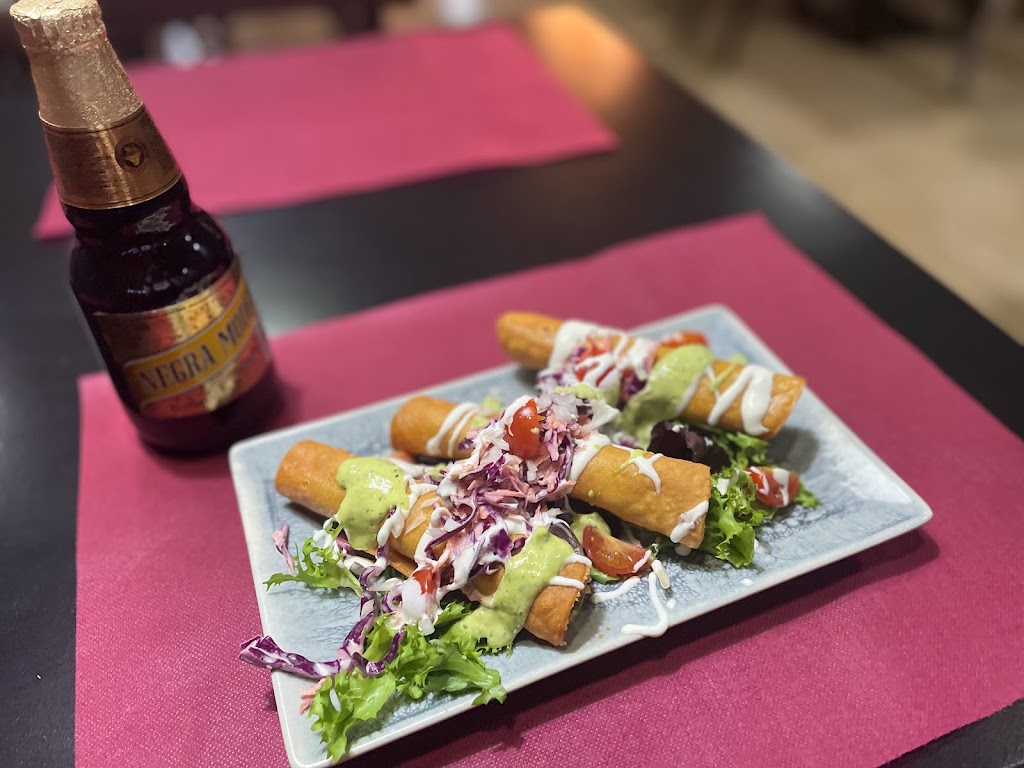 Club Wings — Comida y bebida