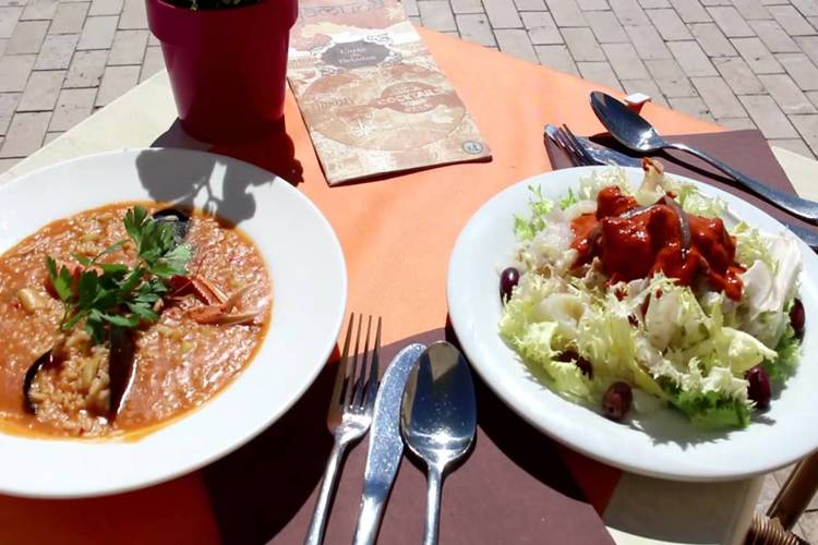 Restaurante Yamuna — Comida y bebida