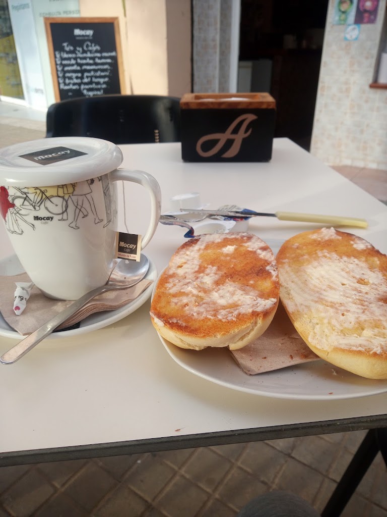 Bar La Adriana — Comida y bebida