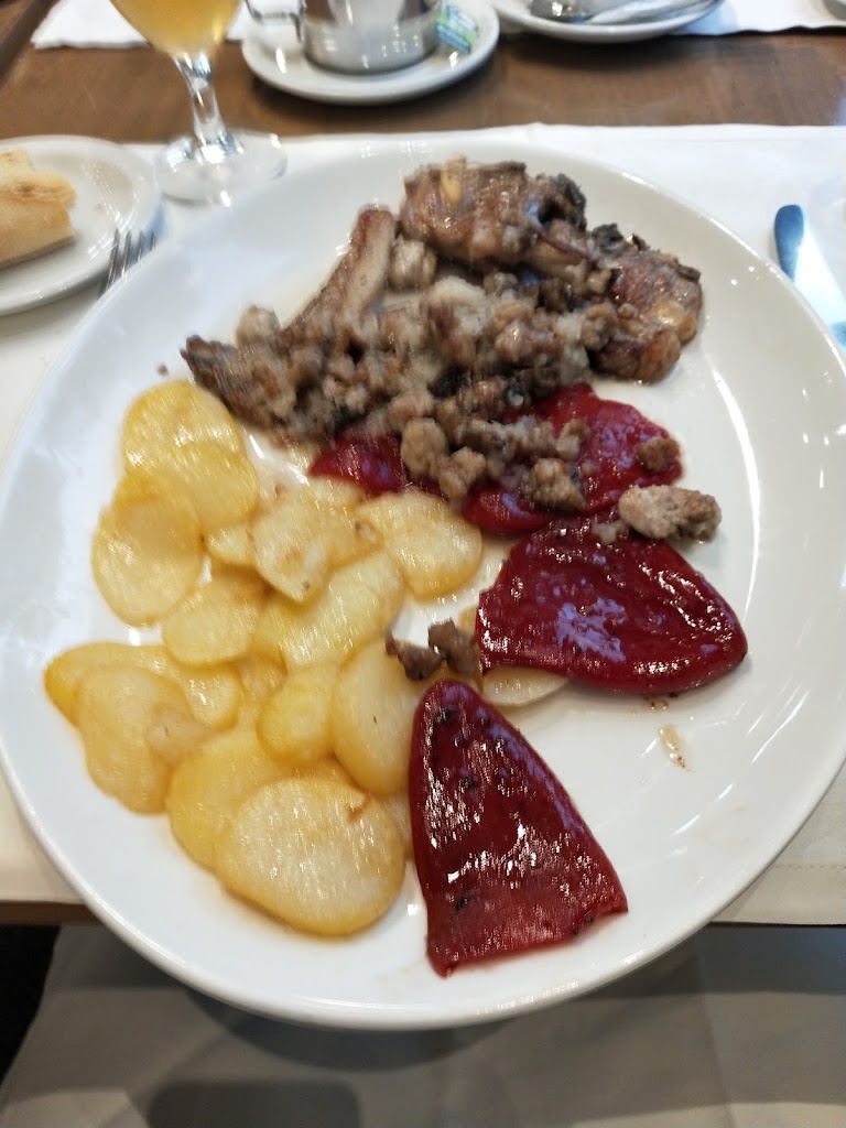 Cafeteria Restaurante Hotel Albret — Comida y bebida