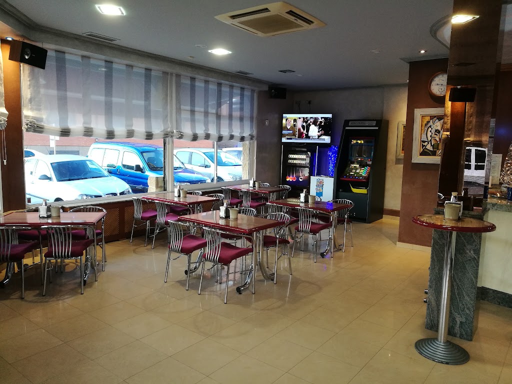 Cafe Bar La Raya II — Ambiente