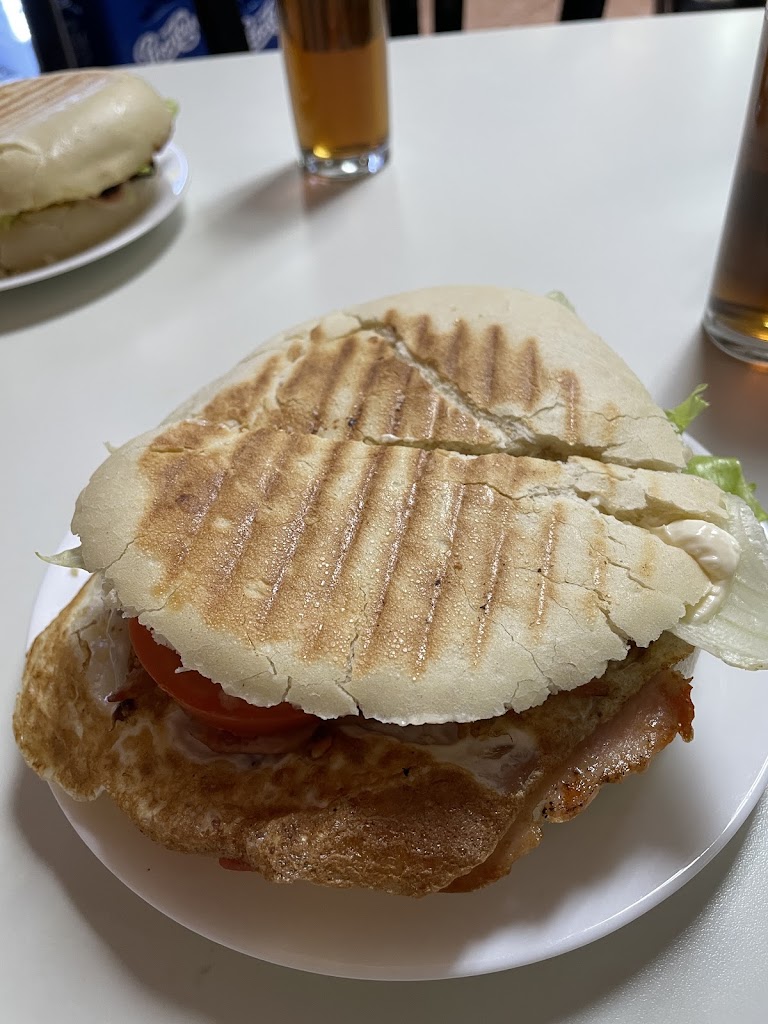 Hamburgueseria Avenida — Comida y bebida