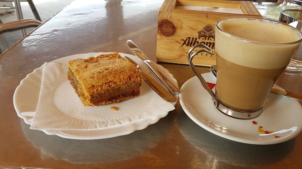 Cafeteria La Eskalera — Comida y bebida