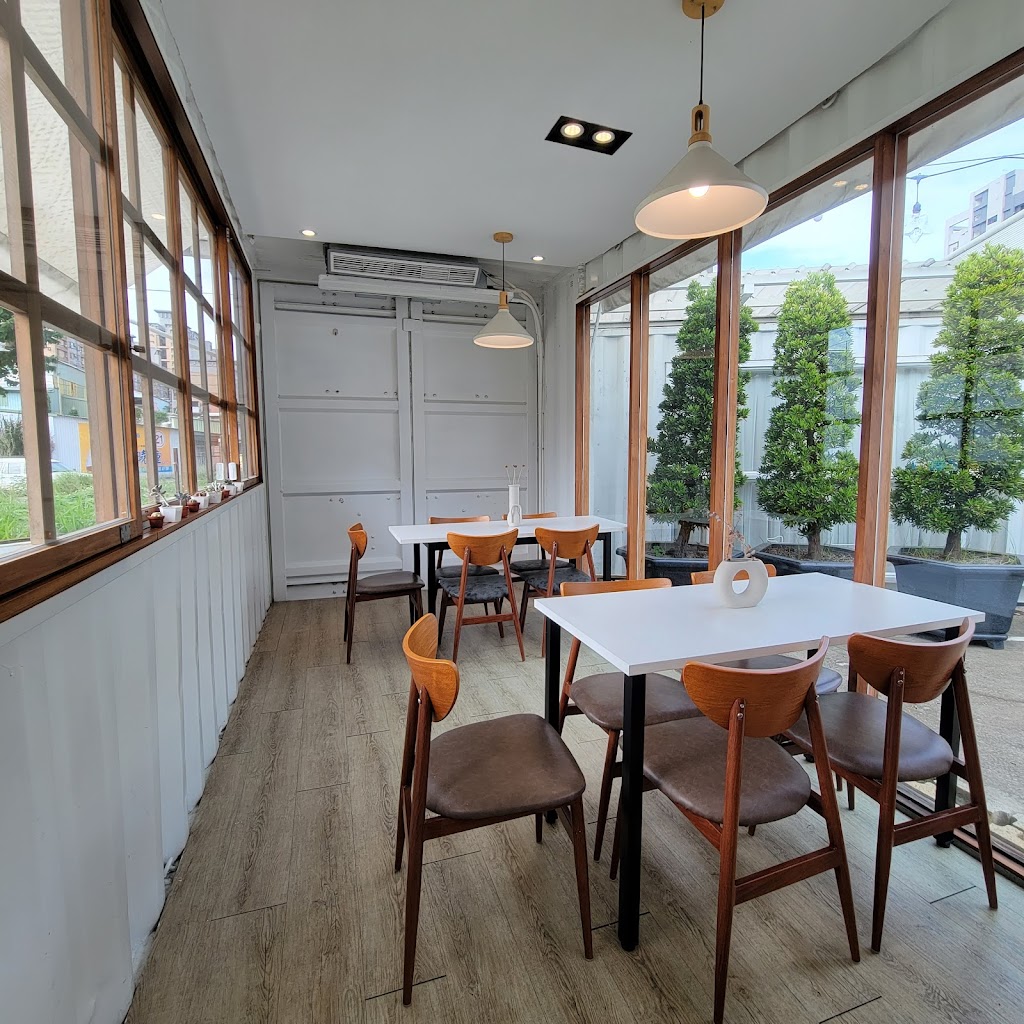 來福咖啡 Life Cafe/高架橋下網球場對面的停車場內中間白色貨櫃屋 的照片