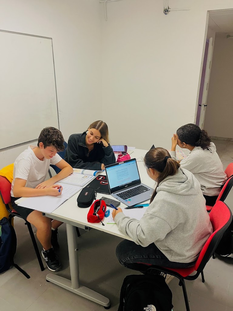 Academia Egara, Centre de reforc escolar i angles