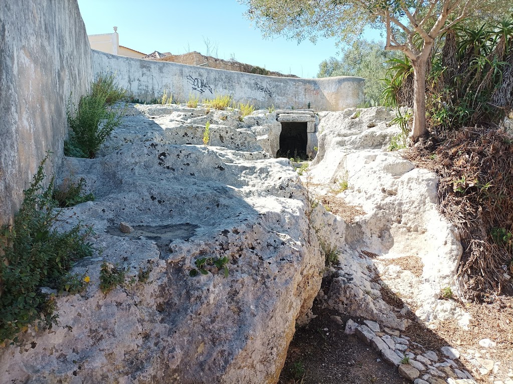 Necropole Eneolitica de Alapraia / Grutas Artificiais de Alapraia