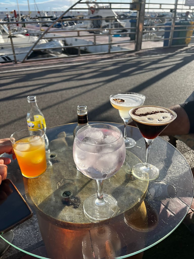 Mantra Lounge Bar — Comida y bebida