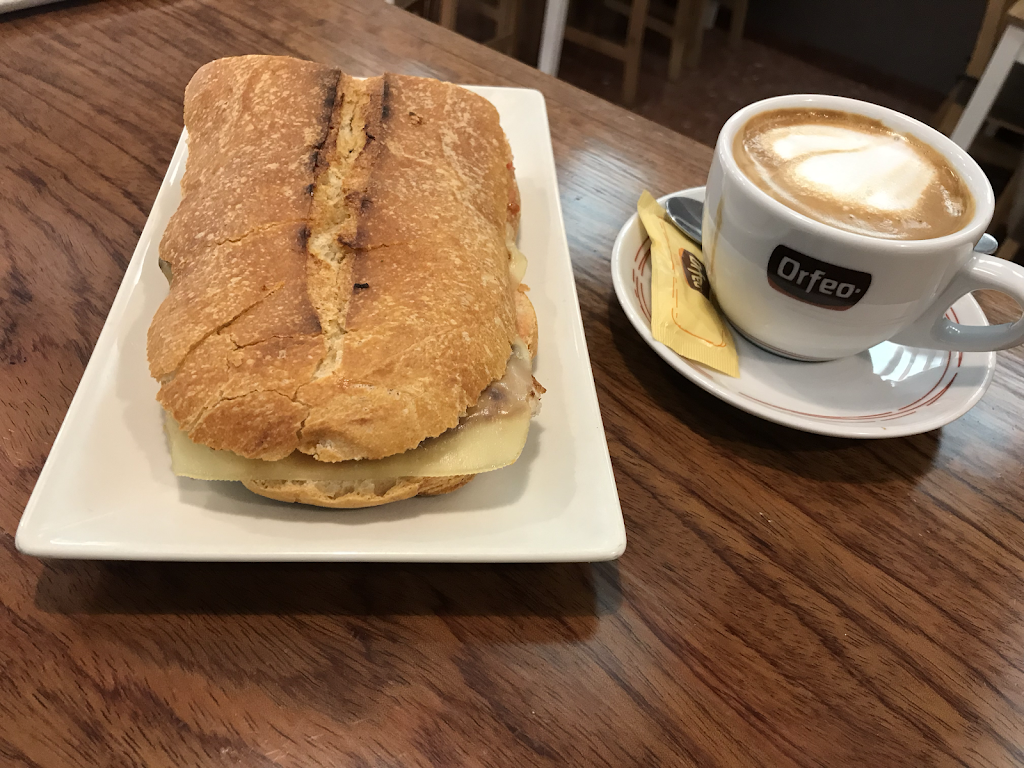 Can Borrell — Comida y bebida