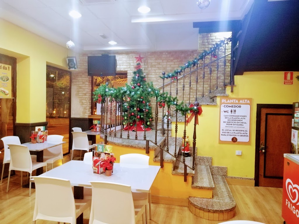 Cafe & Burgers La Tacita — Ambiente