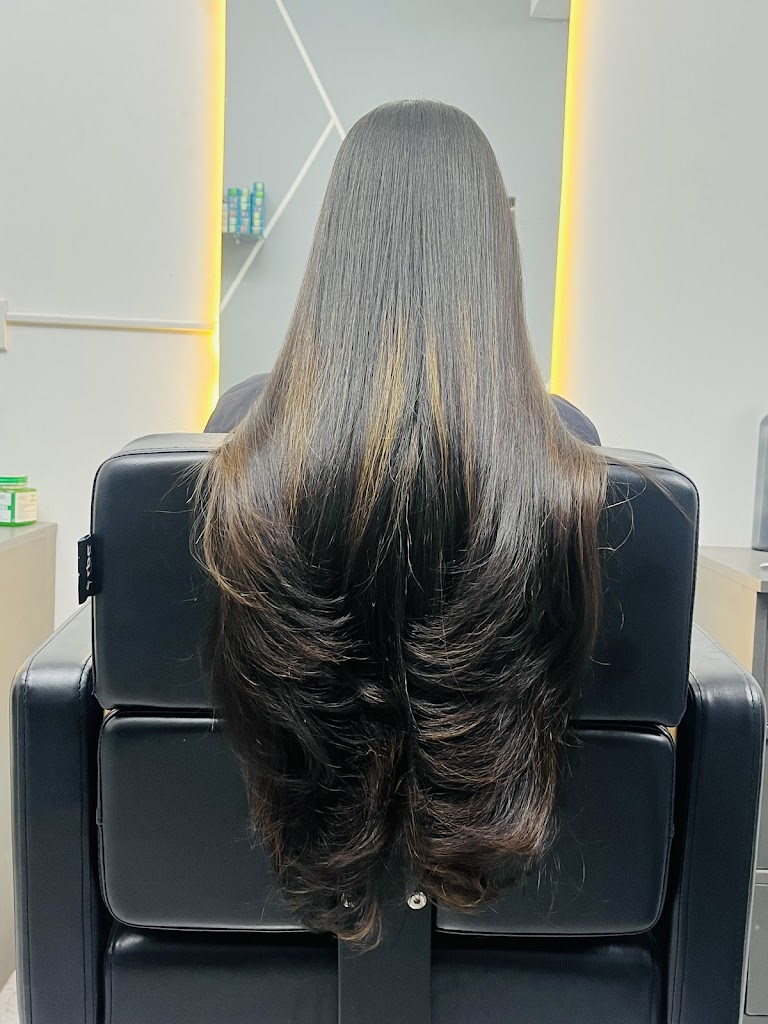 Aura The Unisex Salon