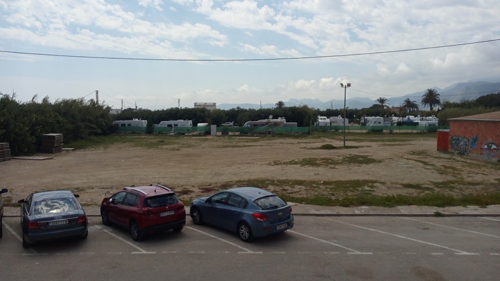 zona de parking con agua cerca