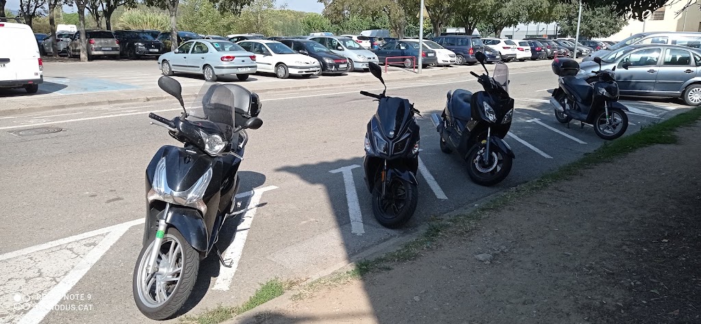[P] Zona d'aparcament reservada per a motos — Estacionamiento