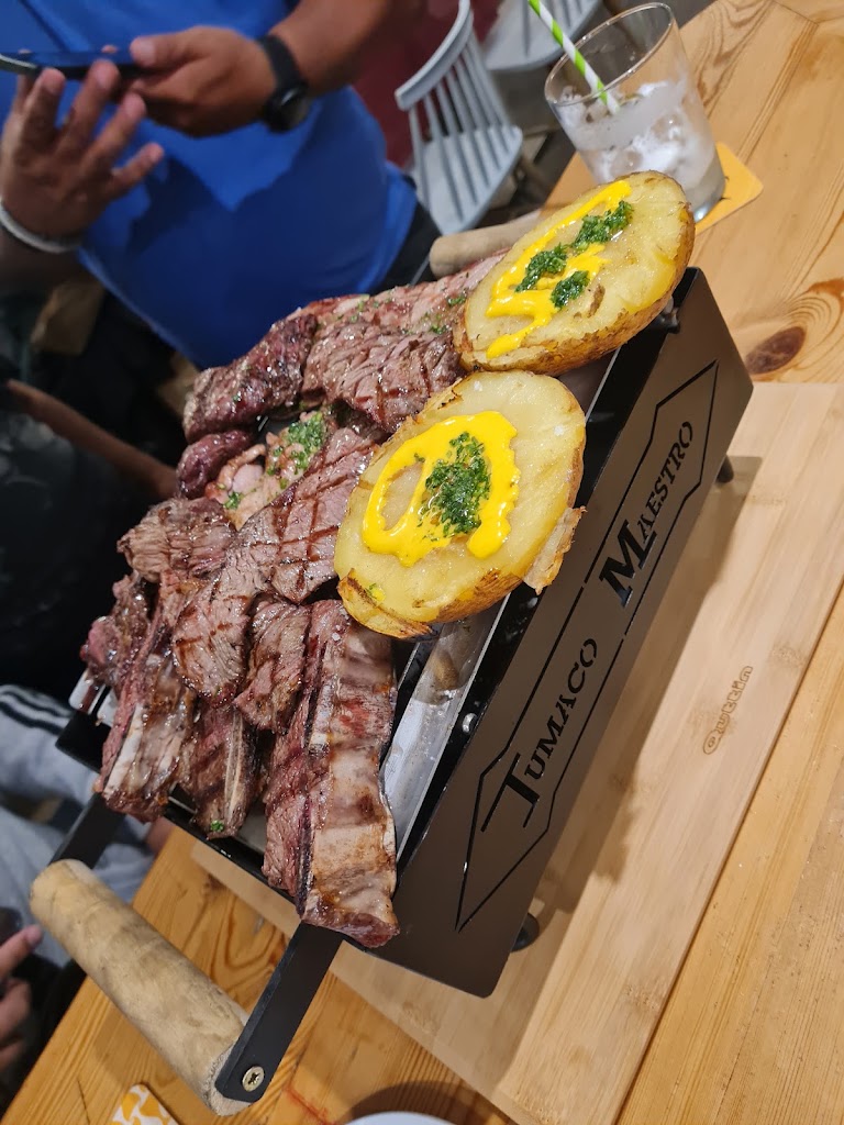 Restaurante Al Punto y Carbon — Comida y bebida