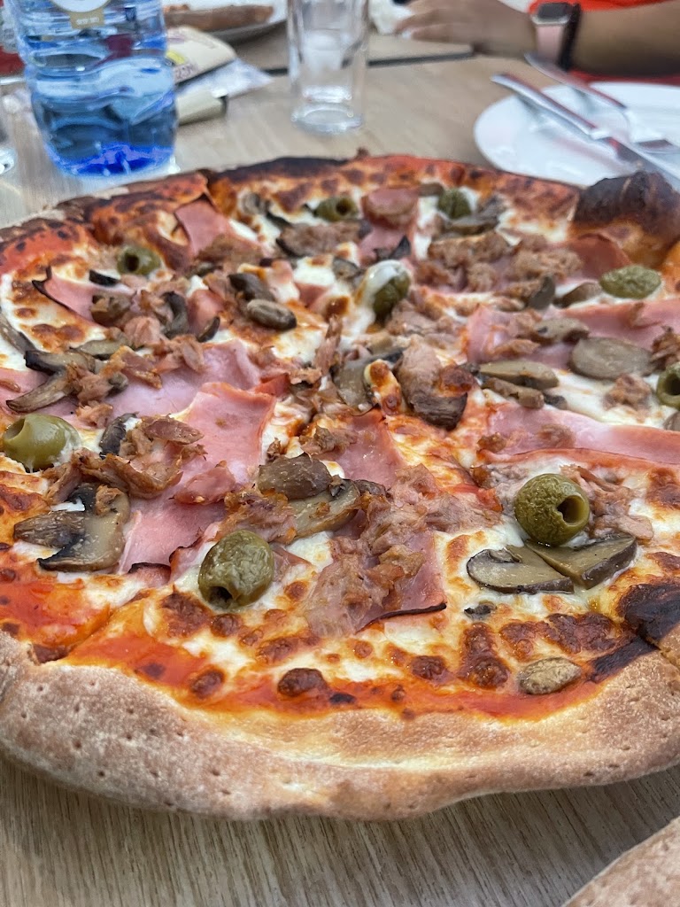 PIZZERIA 17 — Comida y bebida