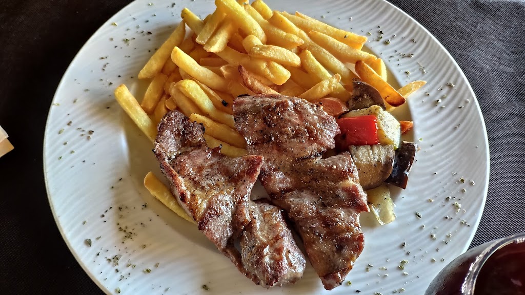 El Rancho Braseria Pizzeria — Comida y bebida