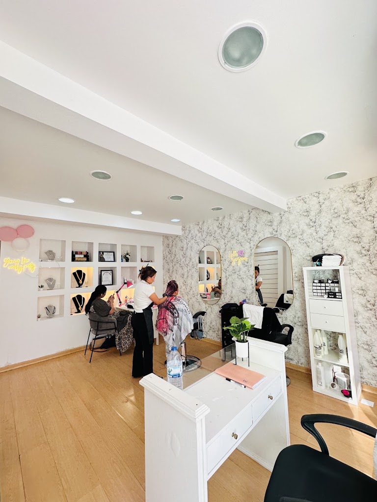 Dream Touch Beauty Salon and Clothing — Interior