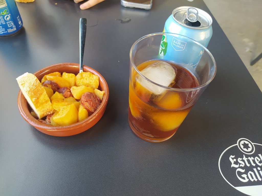 Cafe Bar Burbujas — Comida y bebida