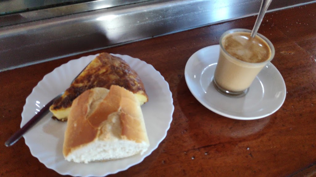 Bar Punto Rojo — Comida y bebida