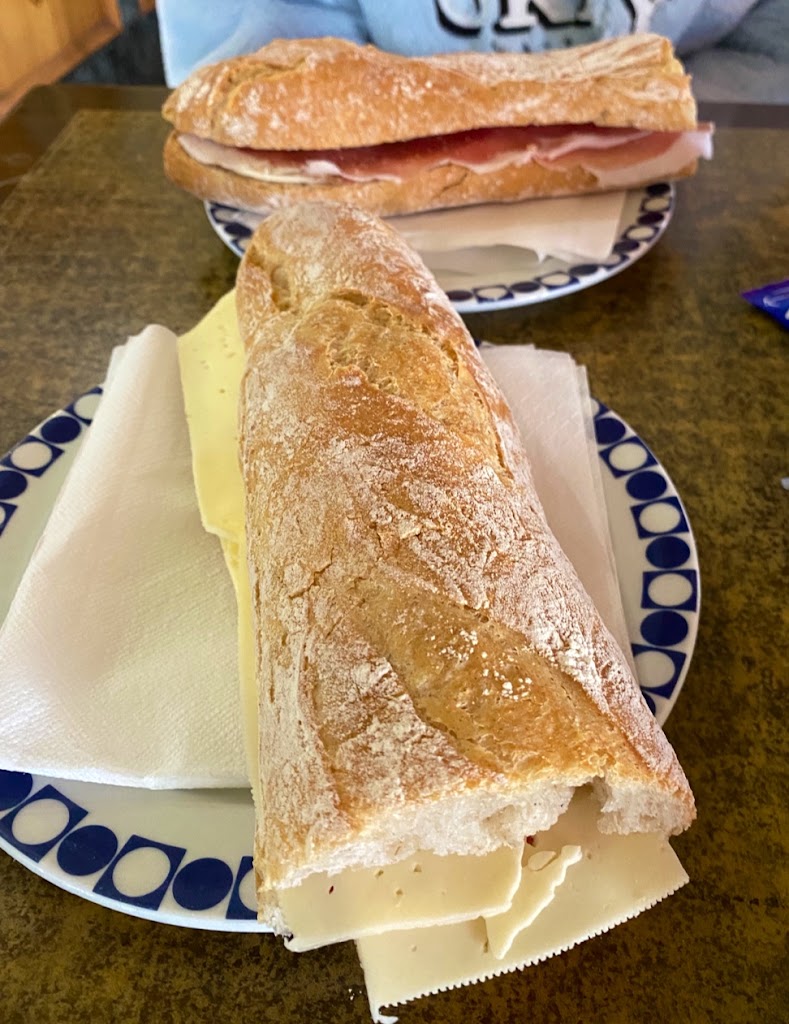 Cafe-Bar Brothers — Comida y bebida