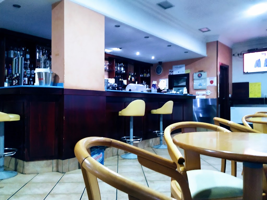 Cafe Manhattan, C. B. — Ambiente