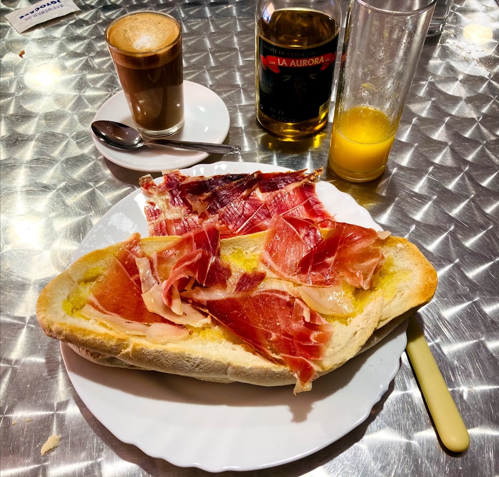 Bar Maleno — Comida y bebida