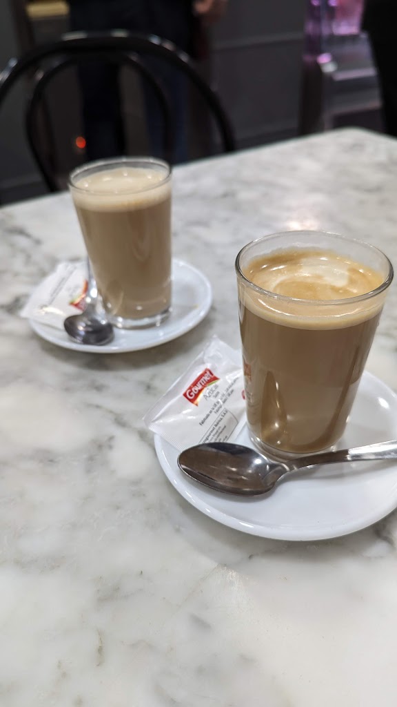 Cafe Bar Bombay — Comida y bebida