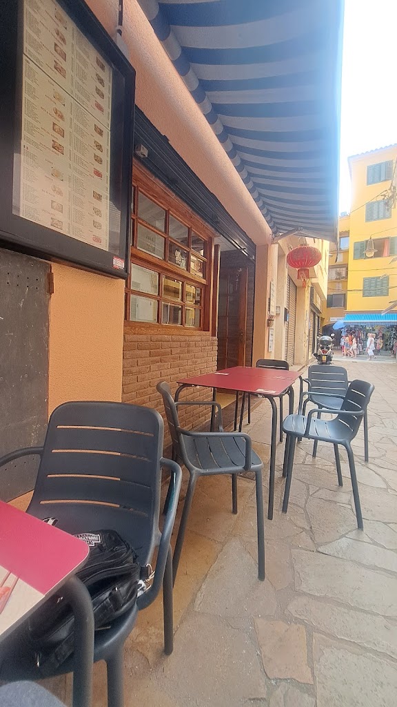 Wok Sushi Home — Ambiente
