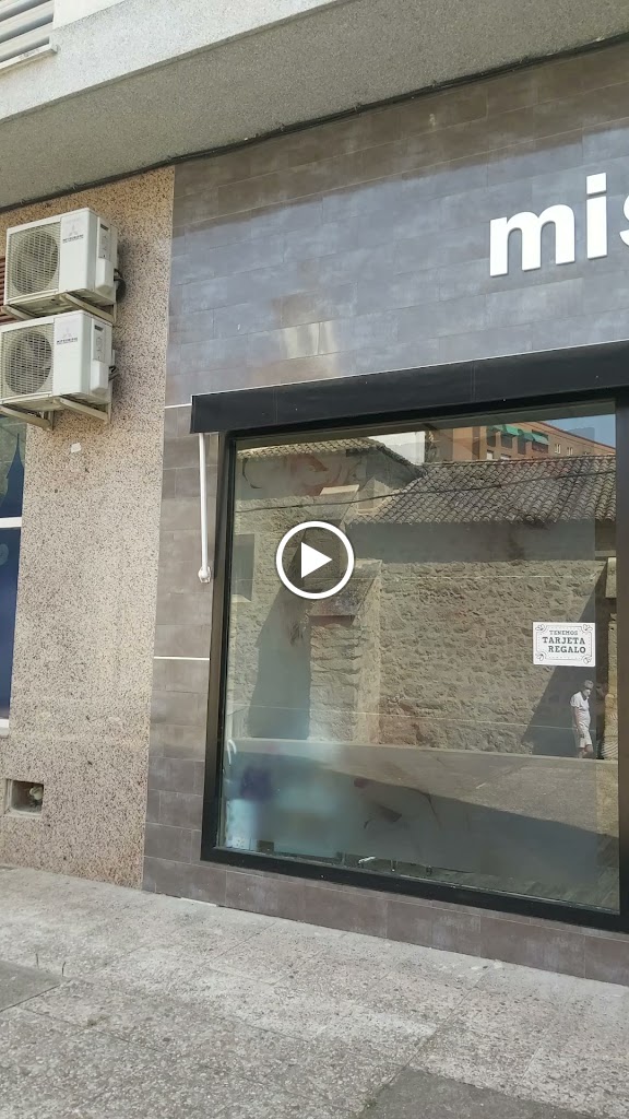 Miss Nails — Exterior