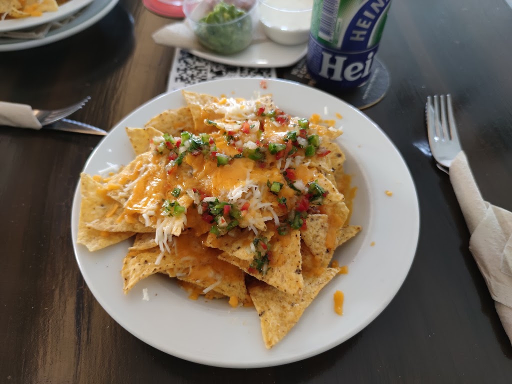 Hollister Bash Saloon — Comida y bebida