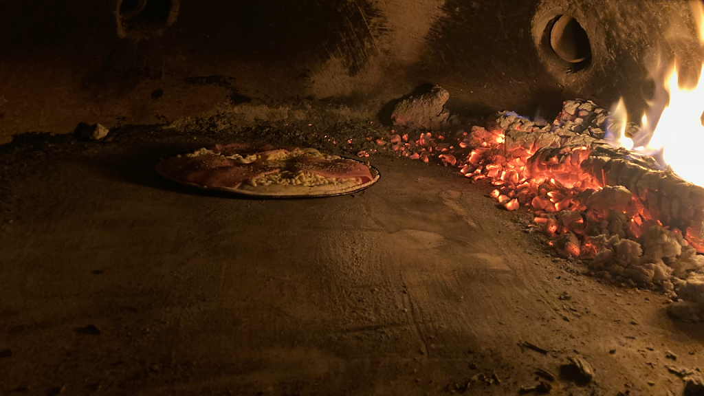 Pizzeria Can Joan — Comida y bebida