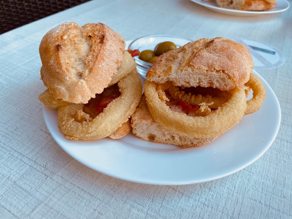 Bar Cafeteria Bocaditos — Comida y bebida