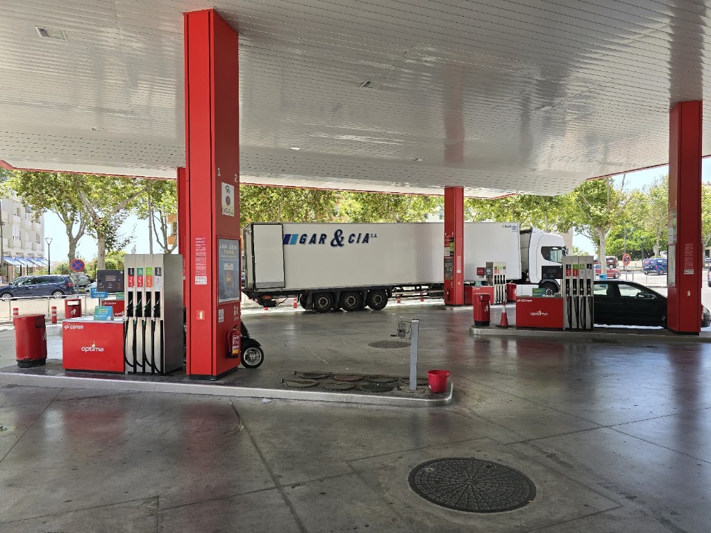 Estacion de servicio Moeve, antes Cepsa — Estacion de servicio