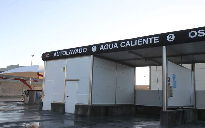 Gasolinera "USC Villares" — Exterior