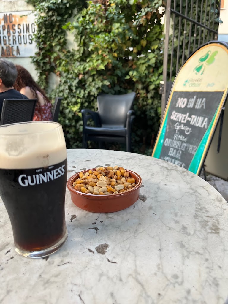 The 1916 Irish Pub — Comida y bebida