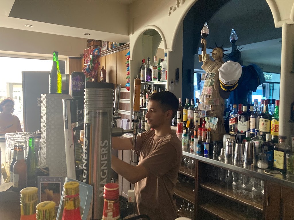 Anton's Bar — Ambiente