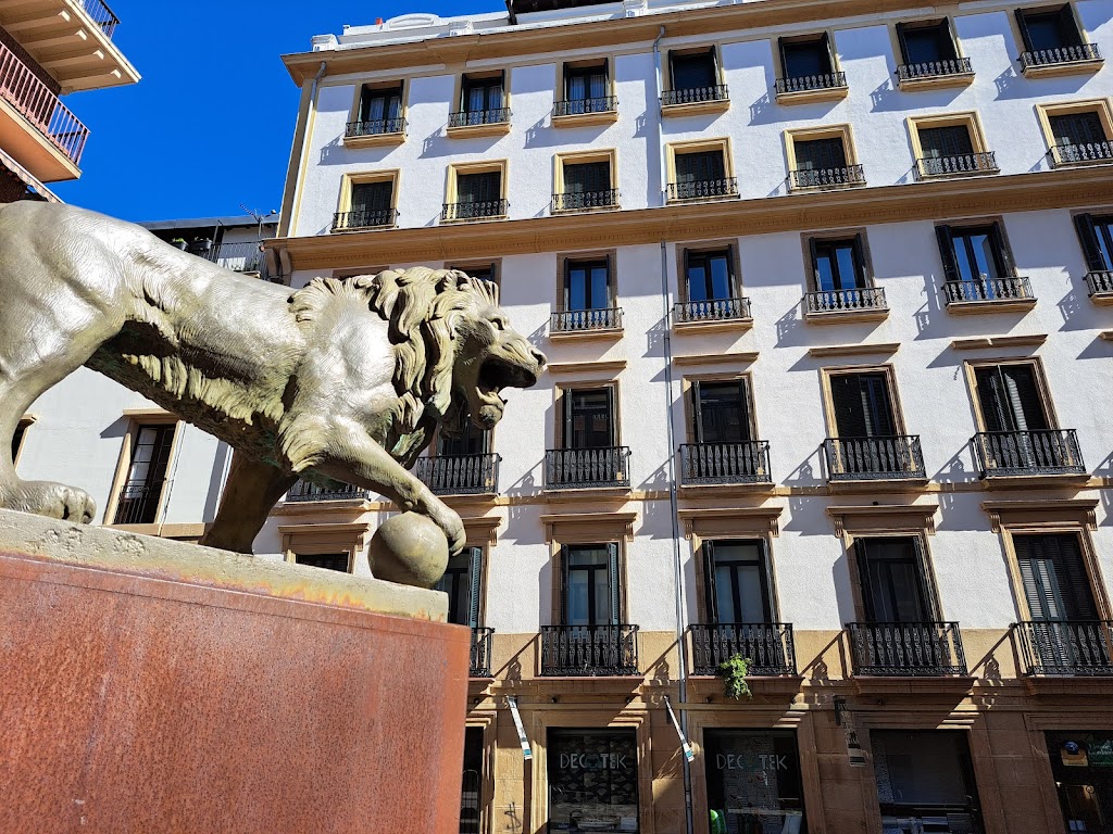 Escultura del Leon (antigua fuente del siglo XIX)