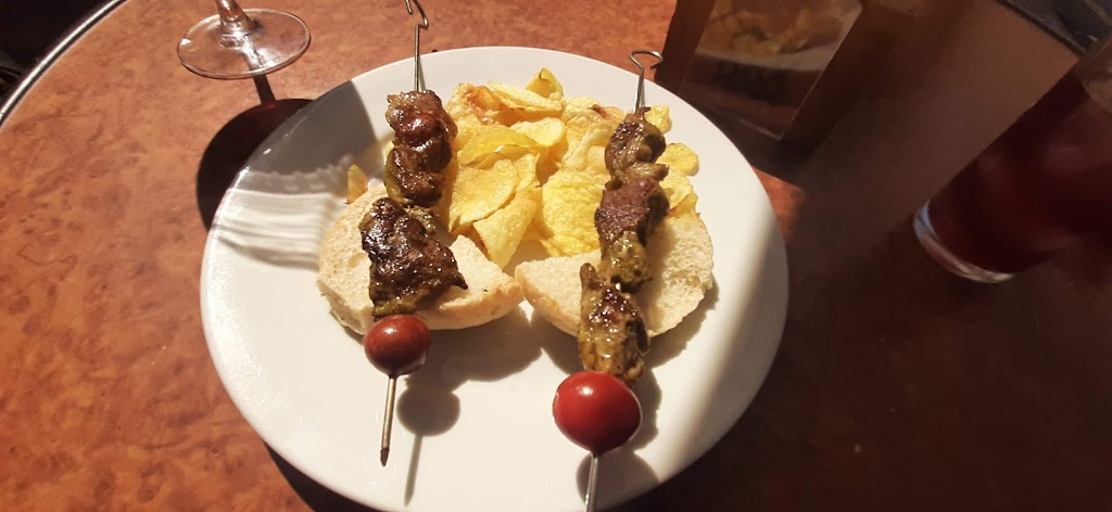Bar El Sendero — Comida y bebida