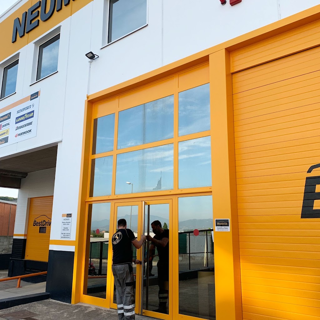 Neumaticos Ruben — Exterior