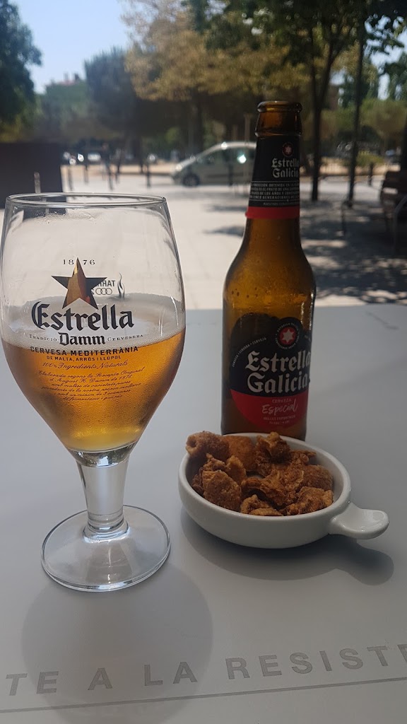Granja-Cafeteria El Carrilet — Comida y bebida